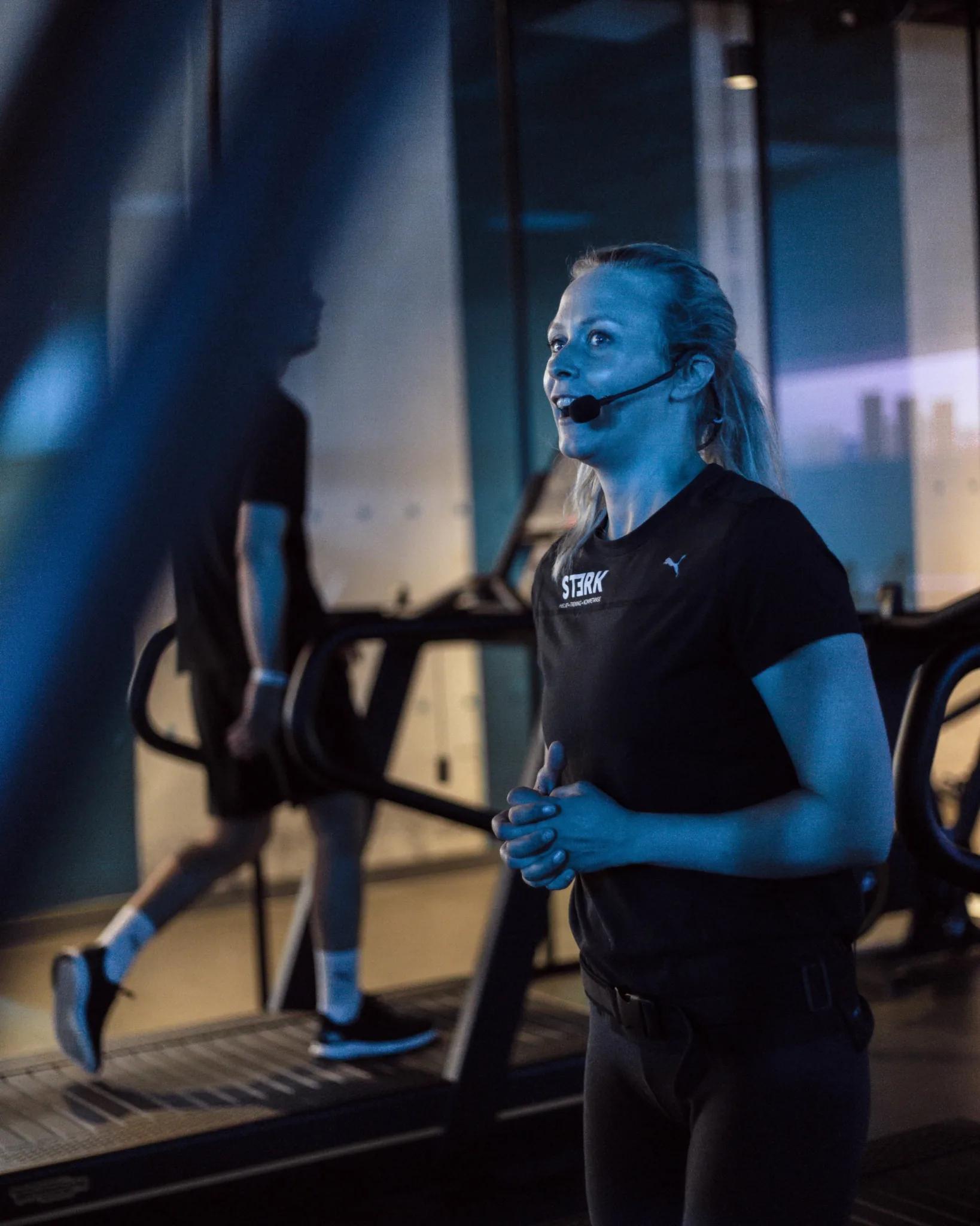 Instruktør som veileder deltakere på gruppetime hos STERK