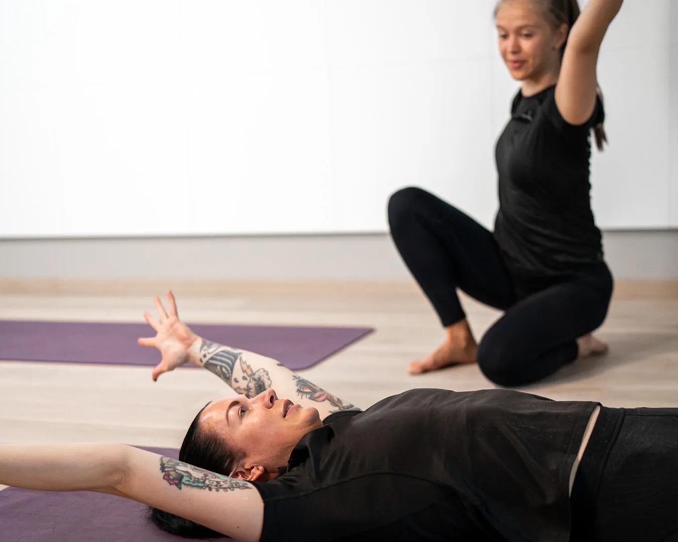 Yogaøkt med instruktør hos STERK