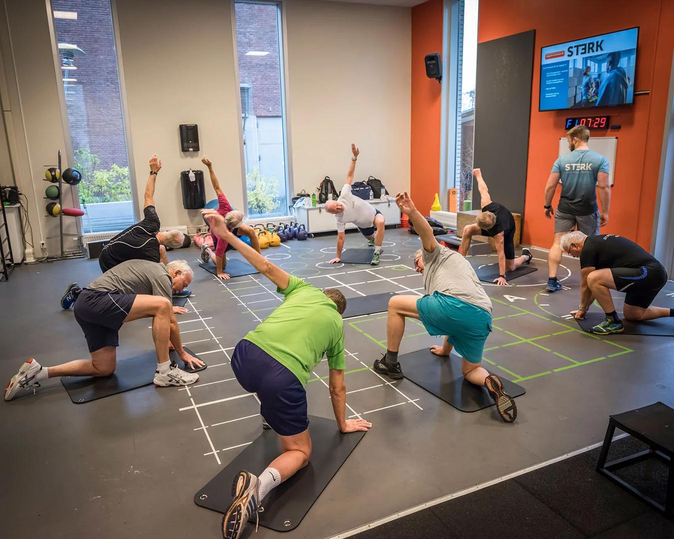 Seniortime hos STERK med fokus på styrke, balanse og trygg trening